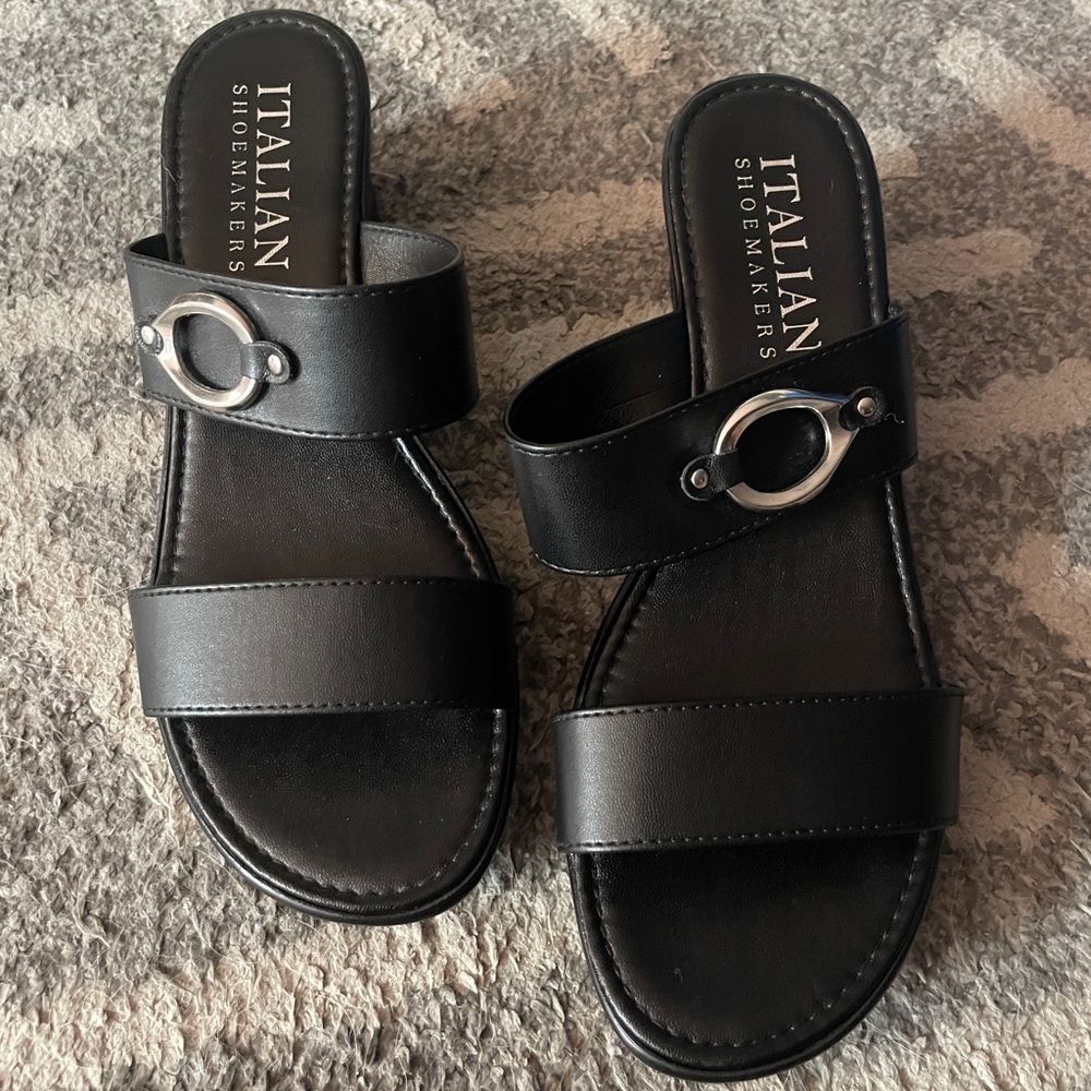 ✨Like New✨ Italian Shoemakers Black Chunky Sandals. Size 8✨